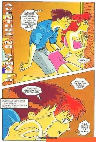 Ruiva de vestido rosa e rapaz de azul se beijam no armário, mãos explorando seios e coxas com desejo intenso.