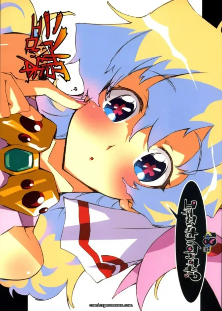 Mão com anel apertando peitos inchados de mulher em uniforme escolar, boceta molhada e olhos arregalados em cena erótica.