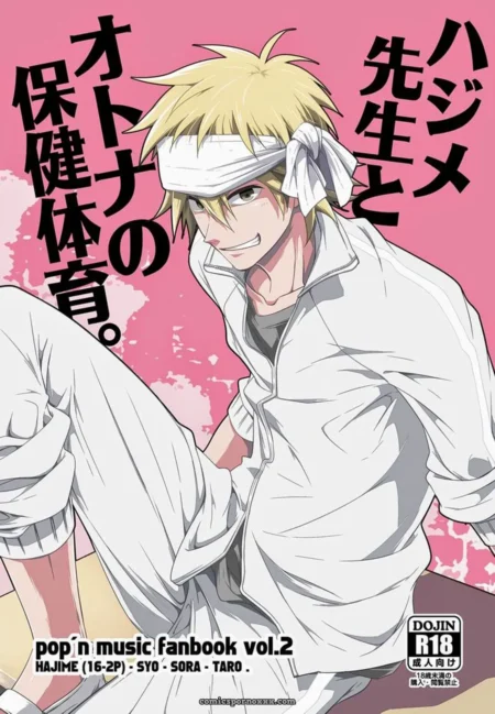 Loiro com camisa branca aberta, coxas expostas e mão no pênis ereto, olhar sedutor em fundo rosa.