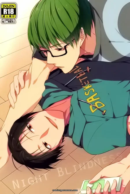 Jovem de cabelo verde com óculos beija outro no chão, mãos apertando coxas sob camisa de basquete NSFW