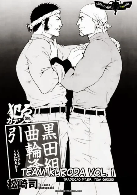 Dois homens com bandanas se beijam, mãos no peito e pênis eretos apertados nas calças justas, rostos colados