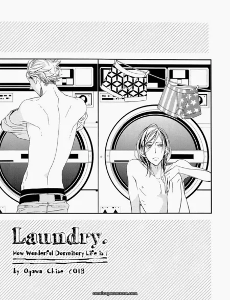 Homem nu de costas na lavanderia e outro dentro da máquina exibe corpo molhado e íntimo com roupas íntimas penduradas.