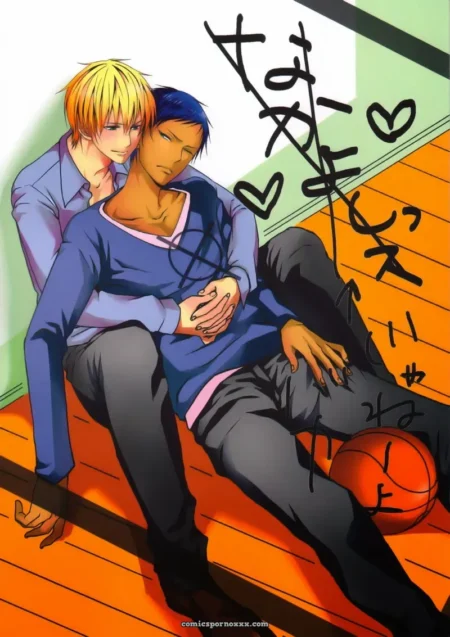 Homem loiro abraça homem azul por trás, mãos apertando o peito, pernas entreabertas na quadra de basquete com bola.