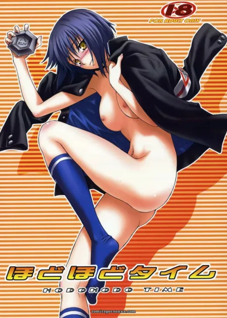 Mulher de cabelo azul com seios expostos, meias longas azuis e casaco preto aberto, pernas abertas segurando relógio em fundo laranja 18+