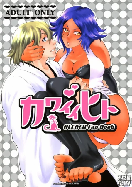 Mulher de cabelo azul, blusa branca/preta, pernas abertas sobre homem loiro de robe branco, beijando e apertando membro