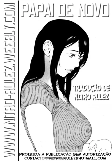 Mão masculina agarrando seios fartos de mulher de cabelo longo preto em blusa justa de malha.